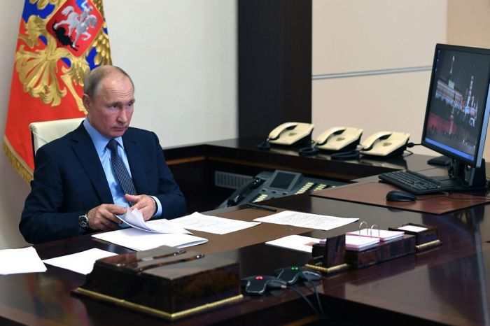 Владимир Путин решил вопрос с отпускными выплатами получающим «ковидные» премии медикам.