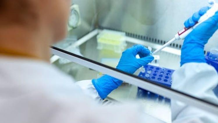 Список работников медицинских организаций, получающих страховые выплаты при заболевании COVID-19, необходимо расширить.