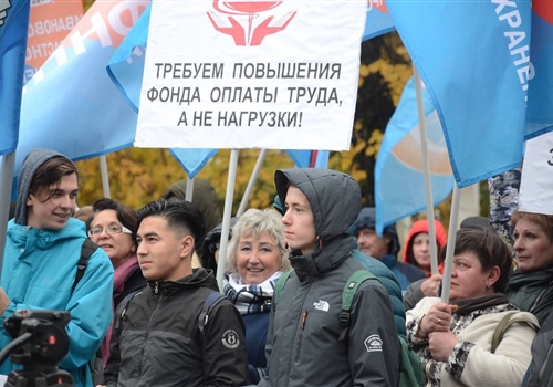 В профсоюзах отреагировали на поручение Путина проверить зарплаты бюджетников.