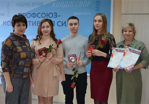 Студентов медколледжа наградили медалями за борьбу с коронавирусом.