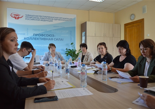 Президиум продолжает свою работу.