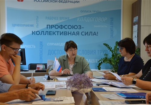  Президиум продолжает свою работу.