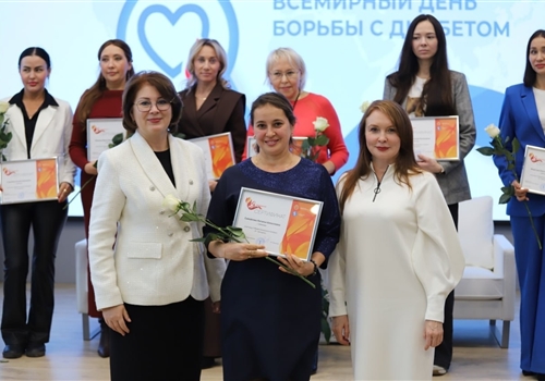 Участницам конкурса "Я - женщина" вручили сертификаты.